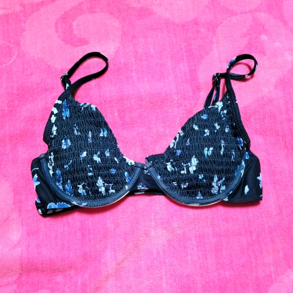 💗5/$25💗 Womans Shirred Bikini Top